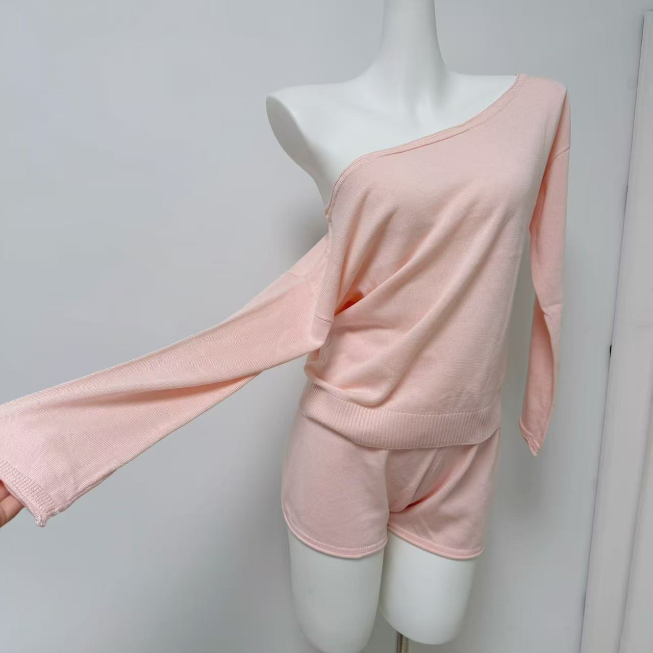 Ruoyu Custom Relaxed Off-Shoulder Knit Top and Shorts Two-Piece Set for Women - Image 3